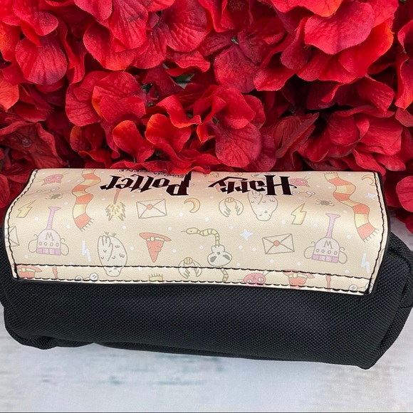 Harry Potter Hogwarts Crest Cosmetic Bag Clutch - Picture 7 of 14